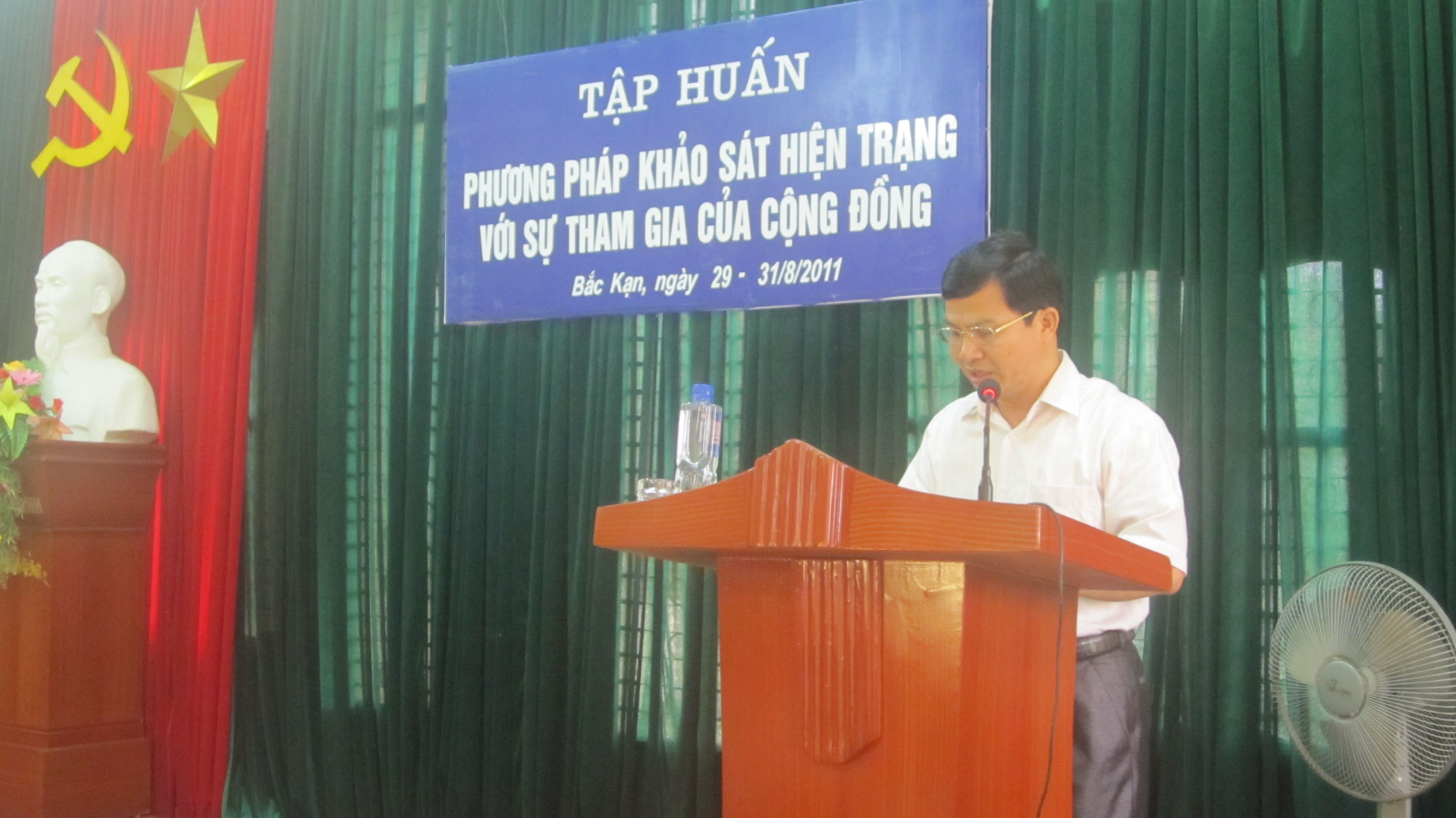mr. leng van chien chairman of ban kan town peoples committee speaks at the training